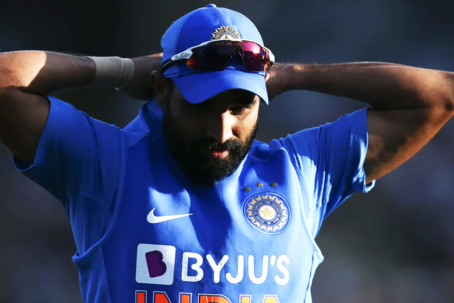 বিশ্বকাপে ব্যর্থতা, অসুস্থতা, ব্যক্তিগত জীবনের টানাপড়েন— সব মিলিয়ে ক্রিকেট থেকে যেন ক্রমশ হারিয়ে যাচ্ছিলেন শামি। আইপিএলে গুজরাত টাইটান্সের হয়ে বল হাতে নজর কেড়েছিলেন। তবে টি-টোয়েন্টি বিশ্বকাপে ১৫ জনের দলে প্রথমেই তাঁর জায়গা হয়নি।