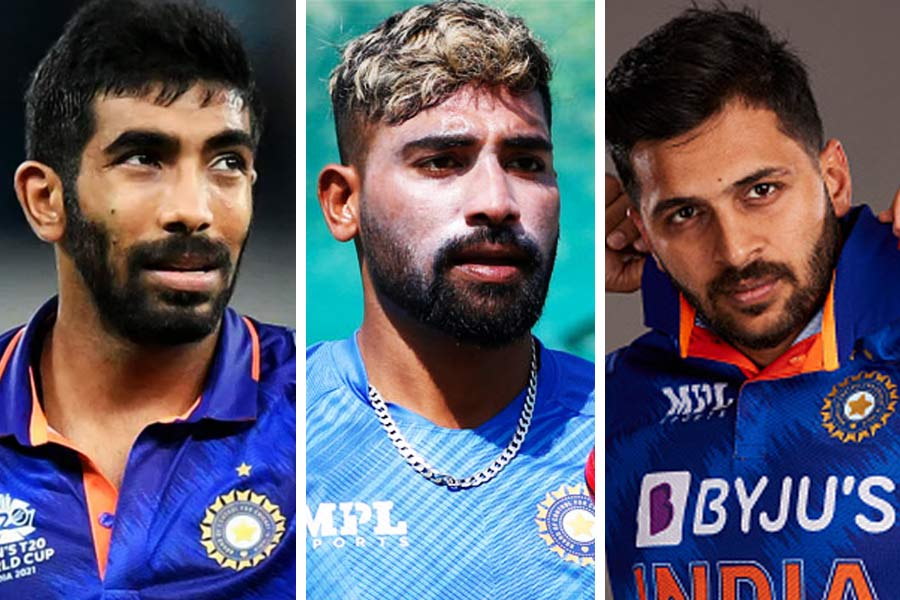 সম্প্রতি চোটের কারণে বুমরা দল থেকে ছিটকে গেলে শামির পাশাপাশি মহম্মদ সিরাজ, শার্দূল ঠাকুরদের নামও উঠে আসছিল। শেষমেশ শামির অভিজ্ঞতার উপরেই ভরসা রেখেছেন নির্বাচকরা।