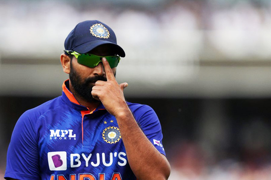 বাইশ গজে বল হাতে শামির উত্থান-পতন লেগেই থাকে। আসন্ন টি-টোয়েন্টি বিশ্বকাপে তাঁর কাঁধে ভর করে সোমবার জয়ের স্বপ্ন দেখতে শুরু করল ভারত। অস্ট্রেলিয়ার বিরুদ্ধে বিশ্বকাপের প্রস্তুতি ম্যাচে মাত্র এক ওভারেই জ্বলে উঠে শামি নিজের জাত চেনালেন। যেন বিতর্ক, সমালোচনার ছাই থেকে মাথা তুলল রূপকথার ফিনিক্স।