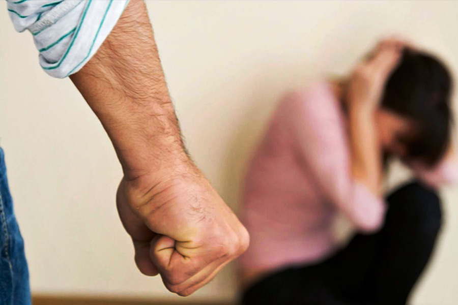 ঘটনাটি ঘটেছে রাজস্থানের বিকানেরের একটি হোটেলে। তবে এই ঘটনায় মামলা রুজু হয়েছে ভোপালে। ‘ওয়াইফ সোয়াপিং গেম’-এ অংশ নিতে রাজি না হওয়ায় তাঁর স্বামী তাঁকে মারধর করেছেন বলেও অভিযোগ করেছেন ওই মহিলা।