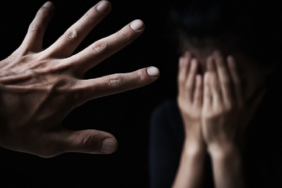 স্বামীর বিরুদ্ধে পুলিশে অভিযোগও জানিয়েছেন ওই মহিলা। অভিযোগপত্রে স্বামীর বিরুদ্ধে আরও চাঞ্চল্যকর অভিযোগ করেছেন নির্যাতিতা। তিনি দাবি করেছেন যে, শুধু মহিলাদের সঙ্গেই নয়, ছেলেদের সঙ্গেও শারীরিক সম্পর্কে লিপ্ত হওয়া তাঁর স্বামীর কাছে কোনও ব্যাপারই নয়।