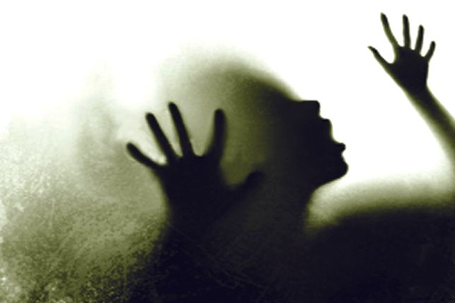 অন্য দিকে, ‘ওয়াইফ সোয়াপ গেমে’ অংশ না নেওয়ায় স্বামীর মারধরে তিনি অসুস্থ হয়ে পড়েছেন বলে দাবি করেছেন মহিলা। পরে তাঁর এক আত্মীয় তাঁকে উদ্ধার করে বাপের বাড়িতে নিয়ে যান। সেখান থেকেই পুলিশে অভিযোগ দায়ের করেন মহিলা। এই ঘটনার তদন্ত শুরু করেছে পুলিশ। 