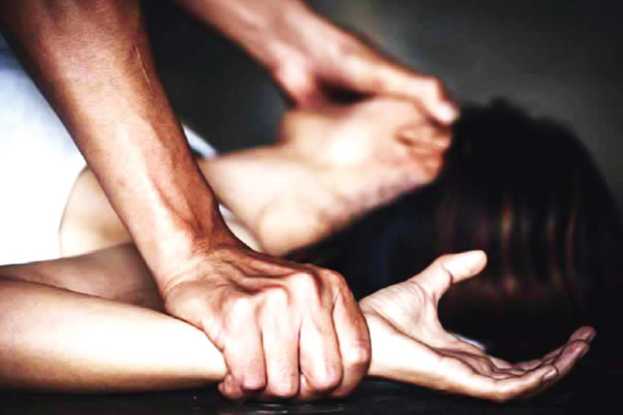  অভিযোগ ছিল, নিজের স্ত্রীকে সহকর্মীদের হাতে তুলে দিয়ে তাঁদের স্ত্রীর সঙ্গে শারীরিক সম্পর্কে নাকি লিপ্ত হতেন অফিসাররা। এমনই বিস্ফোরক অভিযোগ করেছিলেন যুদ্ধজাহাজ আইএনএস কোচিতে কর্মরত এক নৌ সেনা অফিসারের বিবাহবিচ্ছিন্না স্ত্রী।