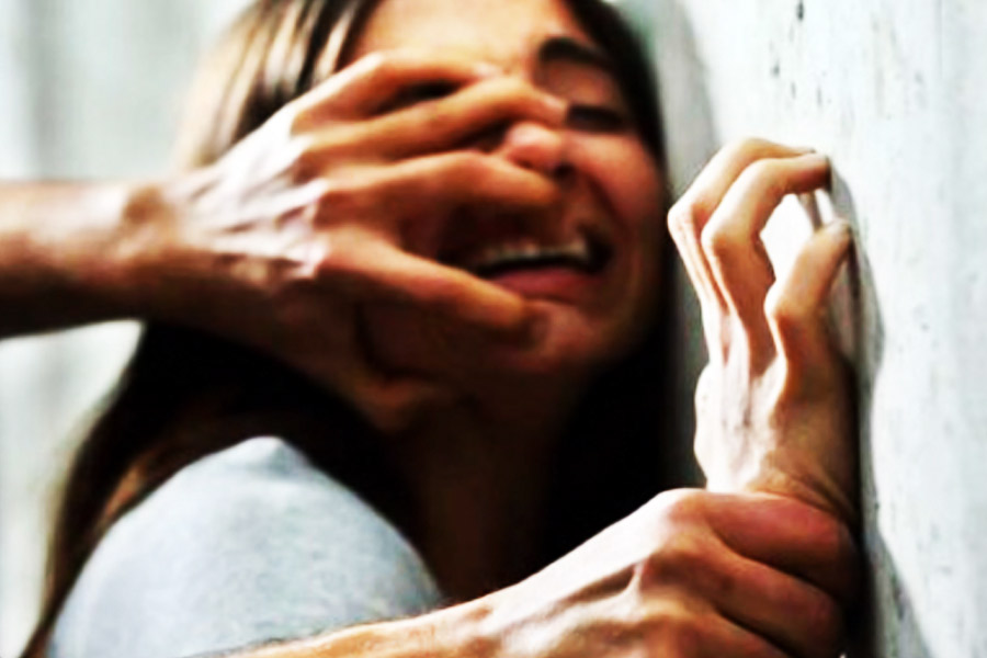 তবে এই ধরনের ঘটনা বিদেশে আকছার ঘটে থাকে। নৌ সেনায় এই অভিযোগ ওঠার পর আবার দেশে এই ধরনের ঘটনা যে ভাবে প্রকাশ্যে এল, তাতে নতুন করে চাঞ্চল্য ছড়াল।