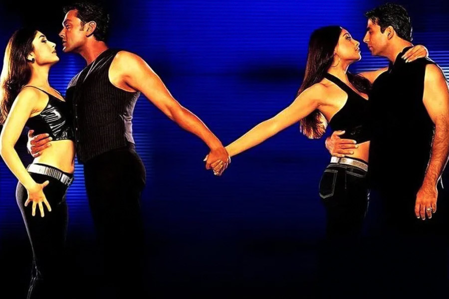 বৌ বদলের প্রসঙ্গ উঠে এসেছে বলিউড ছবিতেও। ২০০১ সালে মুক্তি পেয়েছিল পরিচালক আব্বাস-মস্তানের ‘আজনবি’। এই ছবিতে অভিনয় করেছিলেন অক্ষয় কুমার, করিনা কপূর, বিপাশা বসু ও ববি দেওল। 