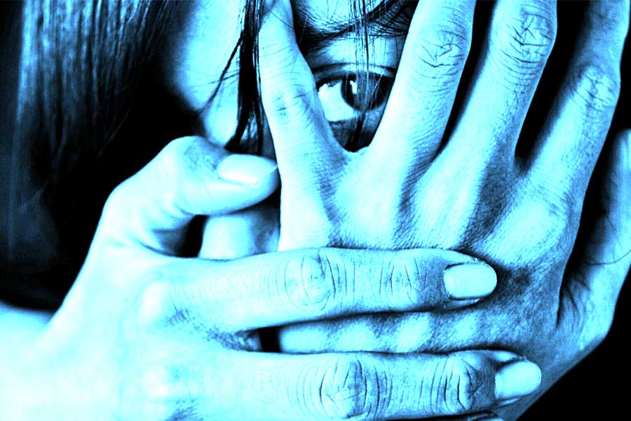 বৌ বদলের খেলায় (ওয়াইফ সোয়াপিং গেম) মেতে থাকেন স্বামী। এই খেলায় নিজের স্ত্রীকেই অংশ নিতে চাপ দিচ্ছিলেন ওই ব্যক্তি। কিন্তু স্বামীর প্রস্তাবে রাজি হননি স্ত্রী। সে কারণেই জুটল অত্যাচার। শুধু তা-ই নয়, জোর করে স্বামীর সঙ্গে ‘অস্বাভাবিক’ শারীরিক সম্পর্কে লিপ্ত হতে হল মহিলাকে। গোটা ঘটনায় শোরগোল পড়ে গিয়েছে। 