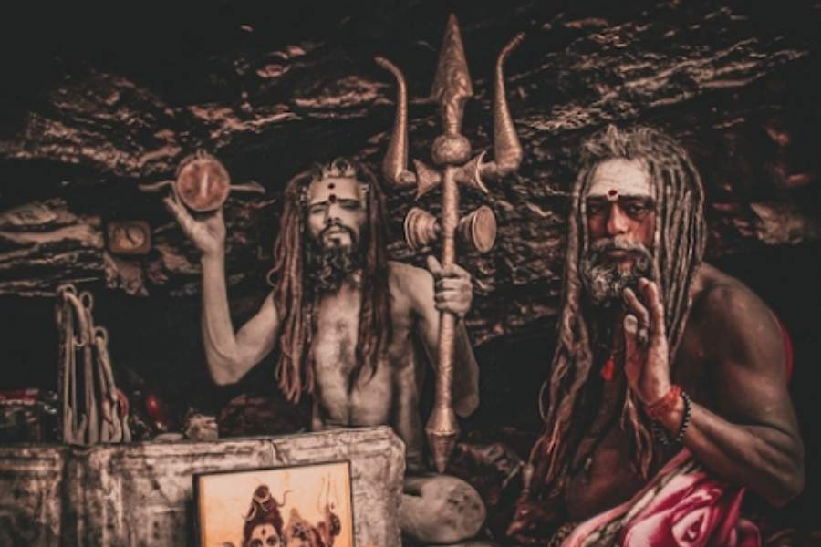 এক সময়ে আদি গঙ্গার পারে কালীর আরাধনা শুরু করেছিলেন তান্ত্রিকেরা। শ্মশান লাগোয়া এই জায়গায় চলত তন্ত্র সাধনাও। গঙ্গার ধারে জঙ্গলের পাশে এই নির্জন শ্মশান ছিল তন্ত্র সাধনার রীতিমতো উপযোগী। 