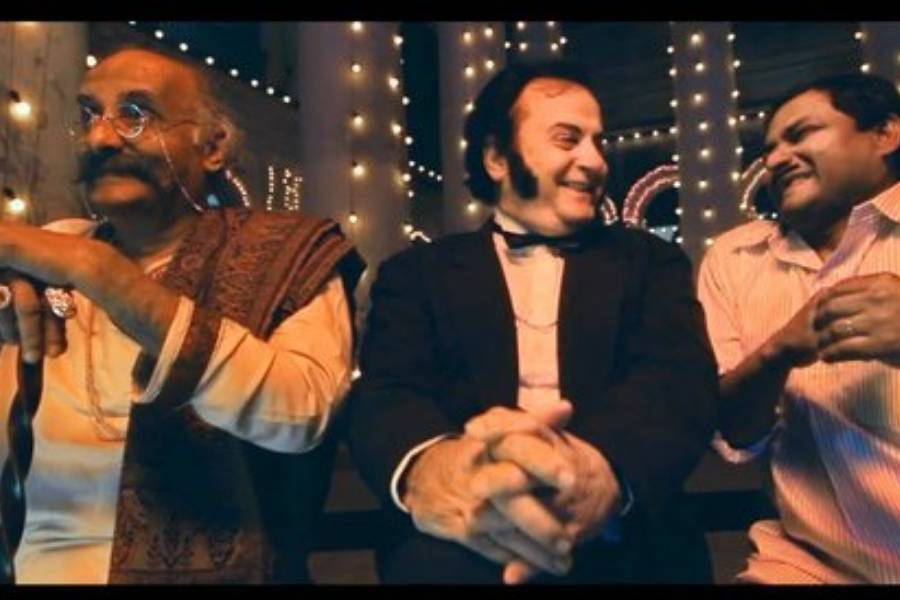 বাংলা ছবিতে ভুত নিয়ে এক্সপেরিমেন্ট নেহাত কম হয়নি গত কয়েক দশক ধরে। অশরীরীর গা ছমছমে কাহিনি থেকে হাল্কা মেজাজের জমাটি ভূতের আনাগোনা, কিংবা মনের টানাপড়েনে লুকিয়ে থাকা ভয়ের গল্প- ভূতুড়ে আমেজ বারবারই ছুঁয়ে গিয়েছে দর্শককে। 