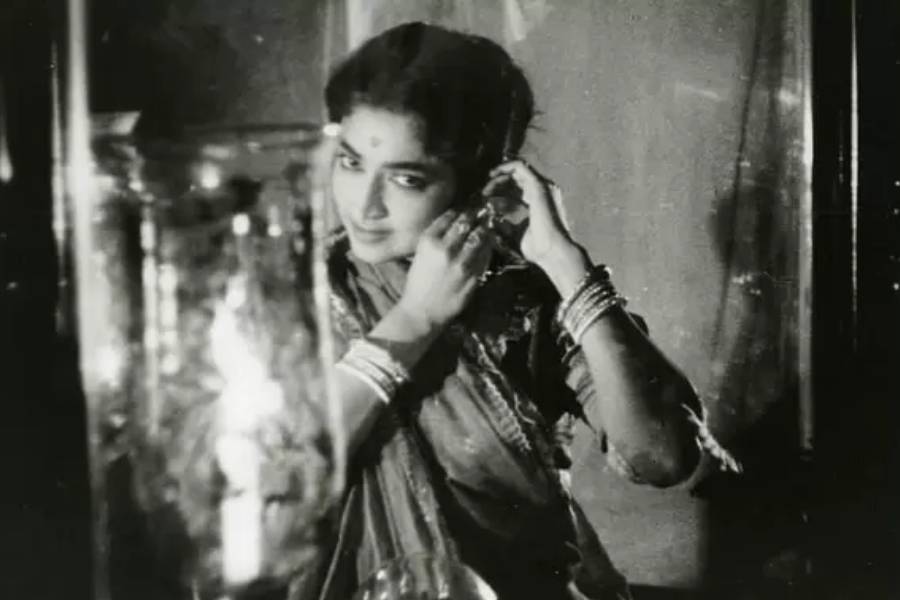 নিশুত রাতে নিখাদ ভূতের গল্প যাঁদের পছন্দ, তাঁরা দেখতে পারেন সেই ১৯৬১ সালে মুক্তি পাওয়া, সত্যজিৎ রায়ের বিখ্যাত ছবি ‘তিন কন্যা’। তারই একটি গল্প হল ‘মণিহারা’, বাংলা সিনেমার ইতিহাসে যা চিরকালীন সেরা গা ছমছমে চিত্রনাট্যের তালিকায় অন্যতম হয়ে থেকে যাবে। 