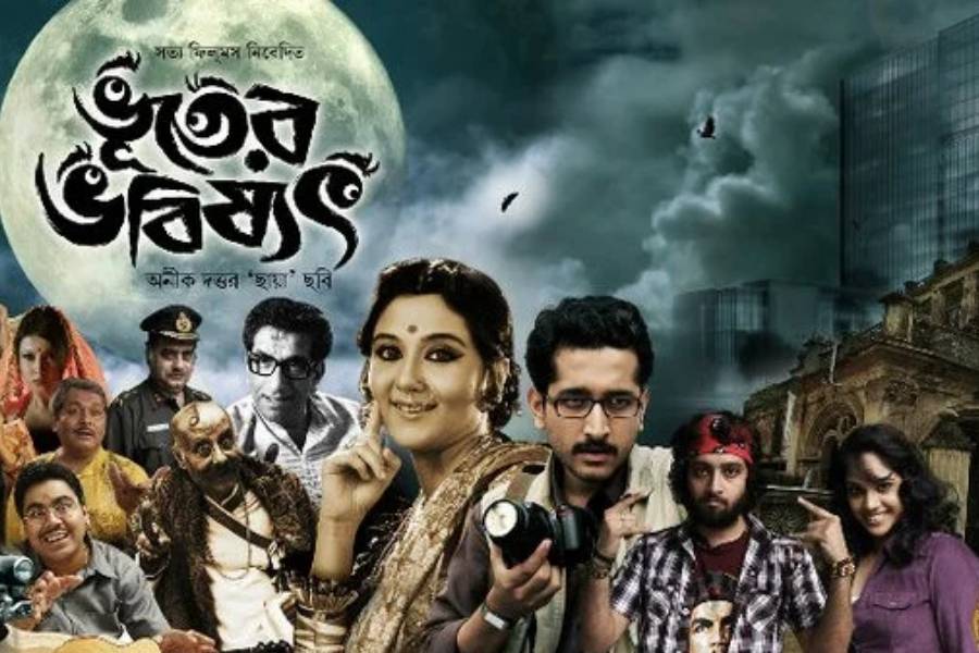 বাঙালির পছন্দের ভুতুড়ে ছবির তালিকায় পাকা জায়গা করে ফেলেছে অনীক দত্ত পরিচালিত ‘ভূতের ভবিষ্যৎ’-ও। পুরনো, নতুন, আধুনিকতা ও সাবেকিয়ানার টানাপড়েনে ক্ষতিগ্রস্ত ভূত সমাজের গল্প বলা অনবদ্য এই ছবিটি ভূত চতুর্দশীতে সপরিবার বসে দেখে ফেলতেই পারেন।