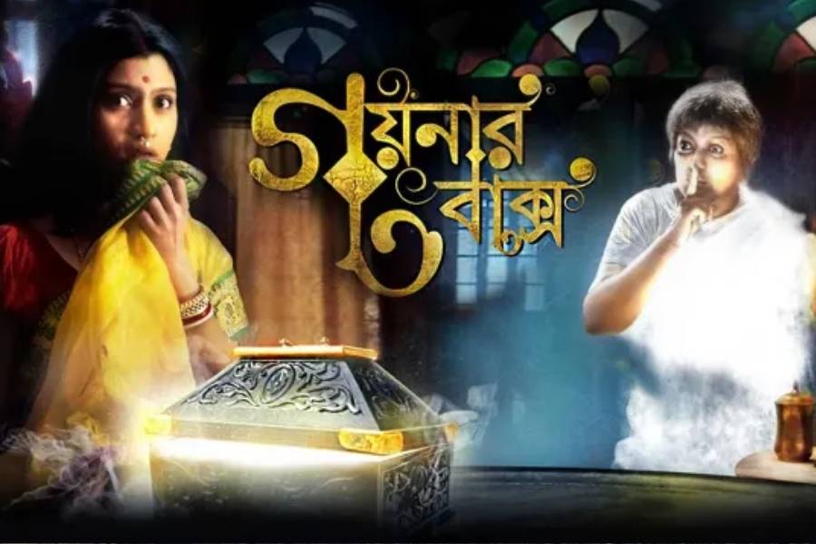 সাহিত্যিক শীর্ষেন্দু মুখোপাধ্যায়ের লেখা ও অপর্না সেনের পরিচালনার যুগলবন্দি হয়ে ২০১৩ সালে মুক্তি পেয়েছিল ‘গয়নার বাক্স’। মানুষের জীবনের ওঠাপড়া, পরিবার তথা সমাজের ভাবনাচিন্তা, রীতিরেওয়াজের ফাঁস এ কাহিনিতে ধরা পড়েছে এক ভূতের উপস্থিতির হাত ধরে। 