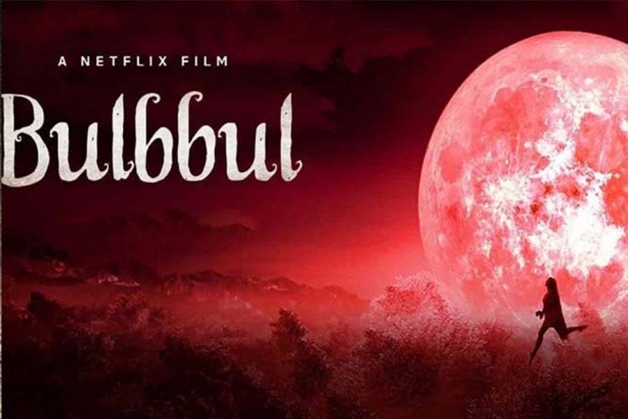 ভুতুড়ে গল্পে ইদানিং টেক্কা দিচ্ছে ওটিটি প্ল্যাটফর্মও। নেটফ্লিক্সে ২০২০ সালে মুক্তি পেয়েছিল ‘বুলবুল’। গা ছমছমে দৃশ্য, শিউড়ে ওঠার মতো এক কাহিনির ভাঁজে ভাঁজে বোনা নিপীড়িত মানুষের ঘুরে দাঁড়ানোর লড়াইয়ের কথাও।