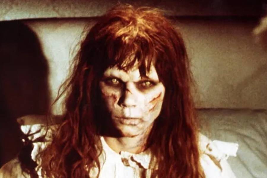 তবে,  ভৌতিক ছবি বলতেই আজও সবার আগে মনে পড়ে হলিউডের নানা জনপ্রিয় সিনেমার কথা। বছরের পর বছর ধরে তাঁদের ভাঁড়ারে একের পর এক হাড় হিম করা কাহিনি। ১৯৭৩ সালে মুক্তি পাওয়া ‘দ্য এক্সরসিস্ট’ যেমন। প্রায় পাঁচ দশক পরেও ভয়ে কাঁপিয়ে দেওয়া এই ছবির চিত্রনাট্য অস্কারের জন্য মনোনীত হয়েছিল। 