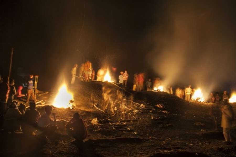 আগে এই শ্মশানে সমাধি দেওয়া হত বৈষ্ণব ও বৈরাগী সম্প্রদায়ের মানুষদের। অনেকে বলেন বৈরাগীরা এই সমাধিস্থলকে বলতো যজ্ঞবাড়ি। সেই থেকেই এলাকার নাম হয়ে ওঠে যজ্ঞবাটি। 