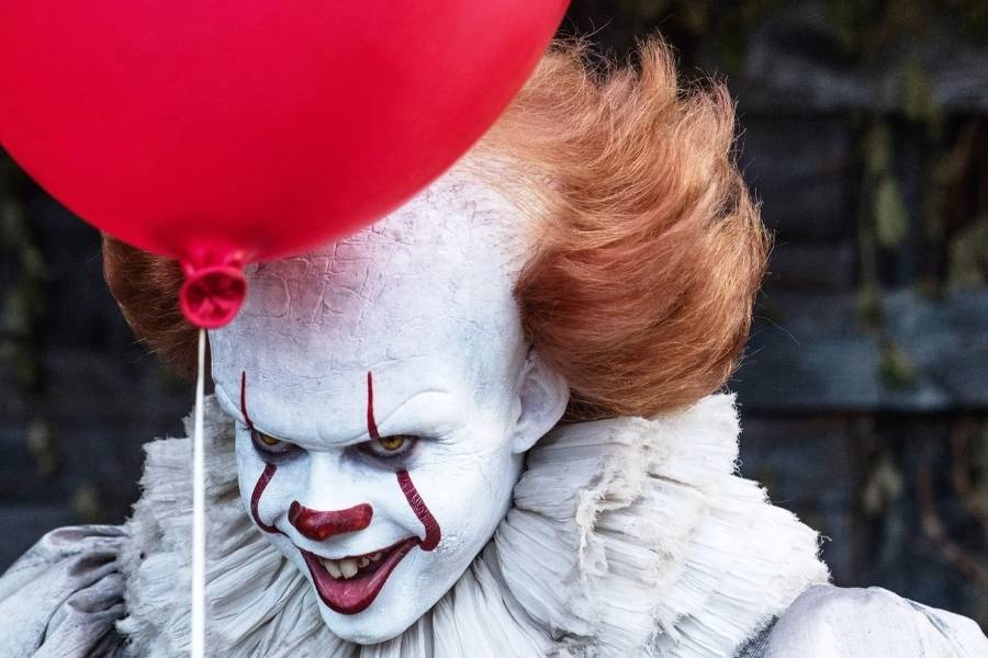 ক্লাসিক ভূতের গল্প ছাড়া জমে না? তা হলে অবশ্যই দেখে নিতে পারেন ‘ইট’ এবং তার সিক্যুয়েল। ভুতুড়ে ছবির আমেজ পুরোদস্তুর অনুভব করে নিন এই ছবিগুলির হাত ধরে।