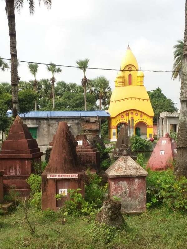 জনশ্রুতি আছে, প্রথম এখানে সাধনা করতে আসেন তান্ত্রিক শিবানন্দ ব্রহ্মচারী। ১০৮টি নরমুণ্ড দিয়ে তন্ত্র মতে শুরু করেন মায়ের আরাধনা। ধীরে ধীরে গড়ে ওঠে মায়ের মন্দির।  