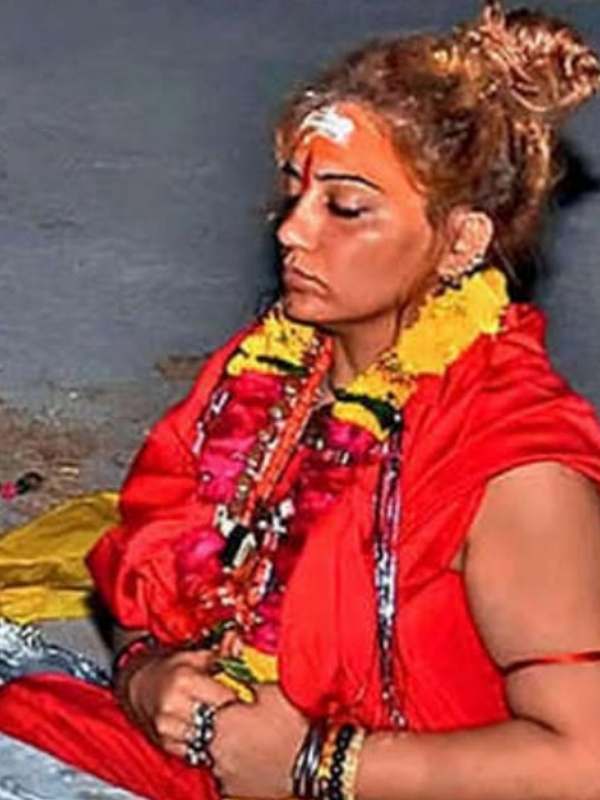 তান্ত্রিক শিবানন্দ ব্রহ্মচারীর মৃত্যুর পরে মায়ের সেবার দায়িত্ব নেন এক মহিলা সাধু। তবে তাঁর মৃত্যুর পরে সেই দায়ভার কাঁধে তুলে নেন গ্রামবাসীরাই। 