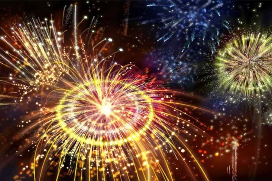 কালী পুজো মানেই দেদার বাজির ফোয়ারা। আর বাজির কথা বললেই মনে পড়ে যায় একটাই নাম- বুড়িমা! কালী পুজো হোক বা দুর্গা পুজোর ভাসান, বিয়ে হোক বা ম্যাচ জেতার আনন্দ সবেতেই একটা জিনিস কিন্তু চাই। তা হল বুড়িমার বাজি। কিন্তু জানেন কি, কে এই বুড়িমা? কী তাঁর আসল পরিচয়? 