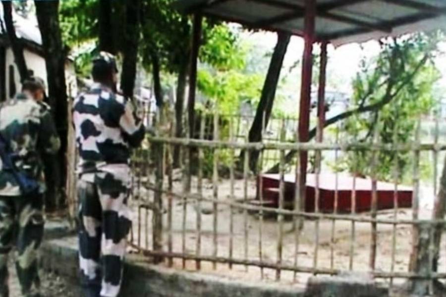 দুই বাংলার সীমান্ত রক্ষীরা থাকেন পুজোর আয়োজনে 