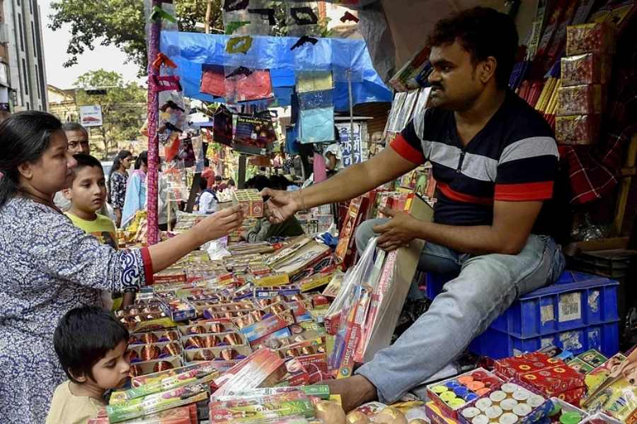 দেশভাগের সময় ভারতে চলে আসতে হয়েছিল সব ছেড়েছুড়ে। এ দেশে প্রথমে ঠাঁই হয় রিফিউজি ক্যাম্পে। গঙ্গারামপুরে থাকতে হারালেন স্বামীকে। শুরু হল অন্নপূর্ণার জীবন সংগ্রাম। সব্জি বিক্রি করতেও পিছপা হননি। বিড়ি বাঁধার কাজ শুরু করে গড়ে তোলেন বিড়ি কারখানা। 