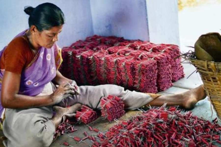 তবে তাতে দমে যাওয়ার পাত্রী মোটেই নন অন্নপূর্ণা। কিছু দিনের মধ্যেই জোগাড় করে ফেললেন অনুমতিপত্র। তবে শুধু তাতেই তো আর চলে না। বাজি কিনে এনে বিক্রি করতে গেলে ঢের ঝামেলা। কমে যায় লাভের অঙ্ক। নিজেই যদি বাজি তৈরি করতে পারা যায়, তার চেয়ে ভাল আর কিছু নেই। 