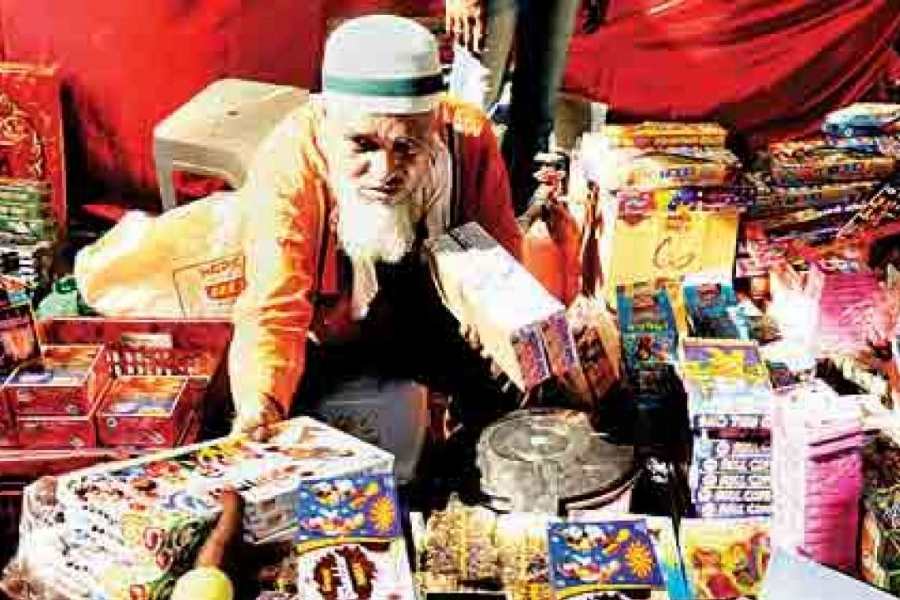 কিন্তু বাজি তৈরি শেখাবে কে?  সেই সময়েই অন্নপূর্ণার আলাপ হল বাঁকড়ার আকবর আলির সঙ্গে। হাতে ধরে তিনিই শেখালেন বাজি বানানোর কায়দা। কাকে বলে সোরা, ব্যাটরা। গন্ধক দেখতেই বা কী রকম?  একটু একটু করে অন্নপূর্ণা শিখে ফেললেন সব। 