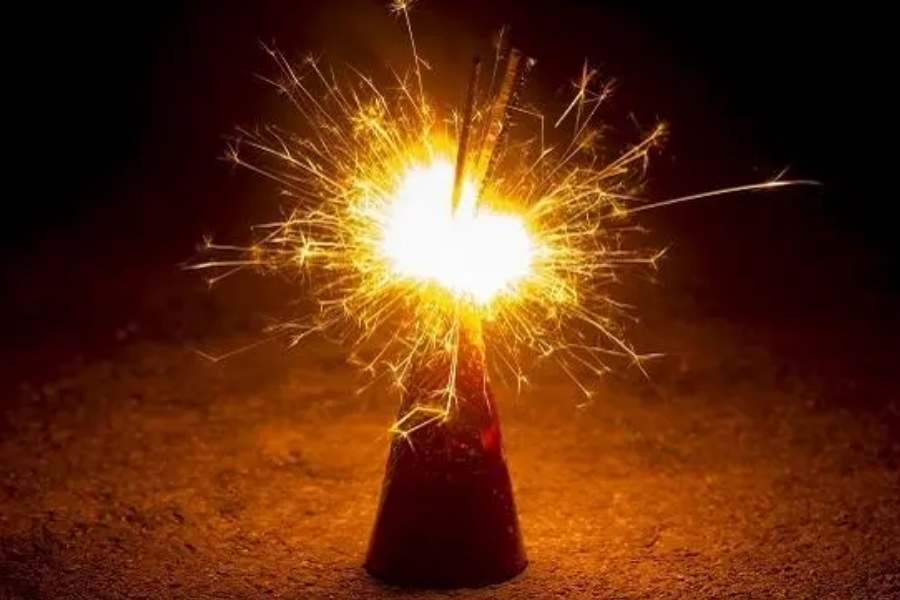 আর তাতেই বাজিমাত! আকবরের চকোলেট বোমার রেসিপি বাজারে ফাটল তাদের বানানোর বোমার মতোই সশব্দে! যাত্রা শুরু করল ব্র্যান্ড ‘বুড়িমা’।