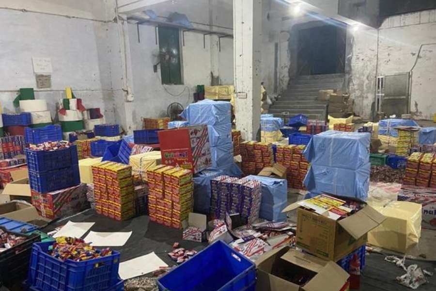 ডানকুনিতে এ বার কারখানার জন্য জমি কেনা। সেখানেই মাথা তুলে রমরমিয়ে চলল ব্যবসা। পরে অবশ্য সেই জমি দান করে দেওয়া হয়েছে পঞ্চাশটি দরিদ্র পরিবারকে তাদের বসবাসের জন্য। এমনই দরদী ছিলেন অন্নপূর্ণা, ওরফে সবার বুড়িমা। 