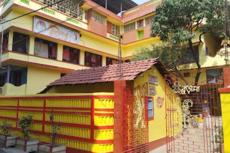 নাতি সুমন দাসের স্মৃতিতে আজও জ্বলজ্বল করে বুড়িমার মৃত্যু দিনটি। বাড়িতে শোকের ছায়া। হঠাৎ বাইরে বিকট আওয়াজ! চকোলেট বোমা। বাড়ির লোক বিরক্ত হয়ে কারণ জিজ্ঞাসা করতেই উত্তর এল, “যে চকলেট বোম বানিয়ে গোটা বাজির বাজার জিতে নিয়েছিলেন তিনি, তা ফাটিয়েই বুড়িমাকে শ্রদ্ধা জানালাম!”