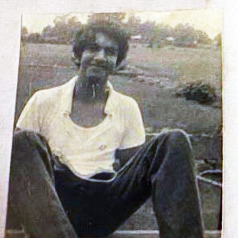 ২০২১ সালে তিনি নিজের অ্যাকাউন্ট থেকে তাঁর পুরনো ছবি পোস্ট করেছিলেন। ক্যাপশনে আনন্দ লিখে জানান, এই ছবিটি ১৯৭২ সালের। ১৭ বছর বয়স ছিল তাঁর। সেই সময় মুম্বই থেকে মাঝেমধ্যেই পুণে যেতেন তিনি। রাস্তায় যে গাড়ি পেতেন, তাতেই উঠে পড়তেন। এই ছবিটিও পুণে যাওয়ার পথে একটি ট্রাকের পিছনে বসে তোলা বলে জানান আনন্দ। তিনি এ-ও জানান, এ ভাবে যাতায়াত করতেন বলেই খোলা রাস্তার প্রতি তাঁর ভালবাসা জন্মায়।