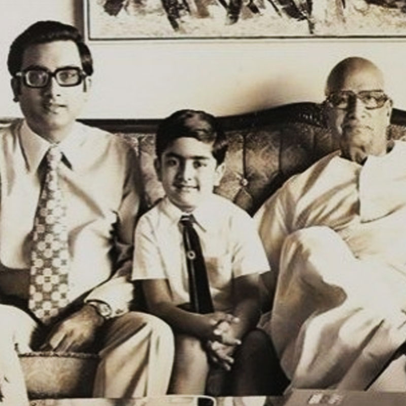 কুমারের একটি পুরনো ছবি সমাজমাধ্যমে প্রকাশ পেয়েছে। কিন্তু এই ছবিটি ঠিক কত দিন আগেকার অথবা এই প্রসঙ্গে কোনও তথ্য জানা যায়নি।