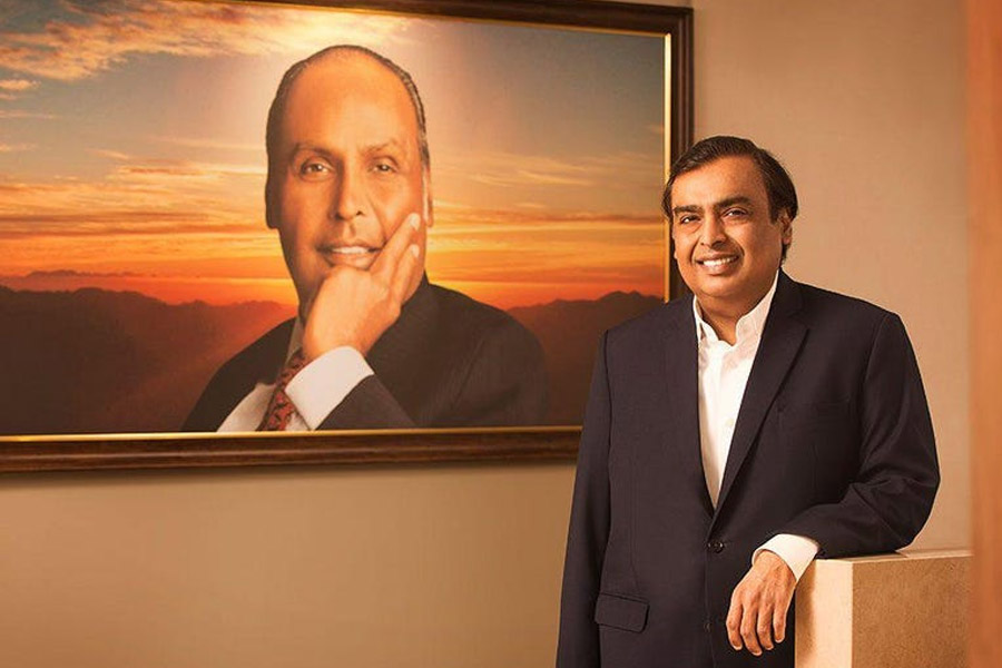 ধীরুবাই অম্বানী থেকে মুকেশ অম্বানী— অম্বানী পরিবারের সদস্যেরা ভারতের ‘ই-কমার্স টাইটান’ নামে পরিচিত। ১৯৭৩ সালে প্রতিষ্ঠার পর থেকেই ‘রিল্যায়ান্স ইন্ডাস্ট্রি’ সাফল্যের শীর্ষে রয়েছে। 