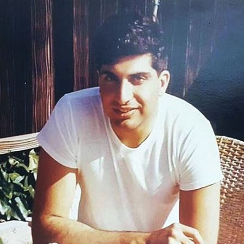 ২০২০ সালে রতন তাঁর ইনস্টাগ্রাম অ্যাকাউন্ট থেকে নিজেরই একটি পুরনো ছবি পোস্ট করেছিলেন। তাঁর পরনে সাদা টি-শার্ট। রতন জানান, তিনি যখন লস অ্যাঞ্জেলসে ছিলেন, সেই সময় এই ছবি তোলা। তবে, এটি কোন বছরে তোলা ছবি, তা জানা যায়নি।