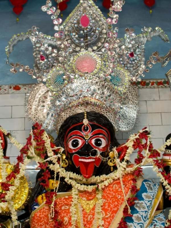 গগন ডাকাত থেকে রঘু ডাকাত, রয়েছে ডাকাত সর্দার সনাতন ডাকাতের নাম। সিঙ্গুরের ডাকাত কালী হোক বা জিরাটের কেলো ডাকাতের কালীপুজো সব পুজোতেই রয়েছে নিজস্ব বিশেষত্ব। আজও সেই সব পুজোর গল্প শুনলে কাঁটা দেয় গায়ে। 