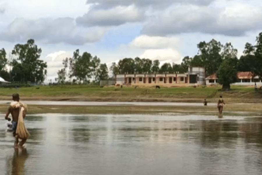 ভারত বাংলাদেশ সীমান্তে পুনর্ভবা নদীর তীরে রয়েছে ঘন জঙ্গল। সেই জঙ্গলে ডাকাতরা এক সময় করত মায়ের আরাধনা। 