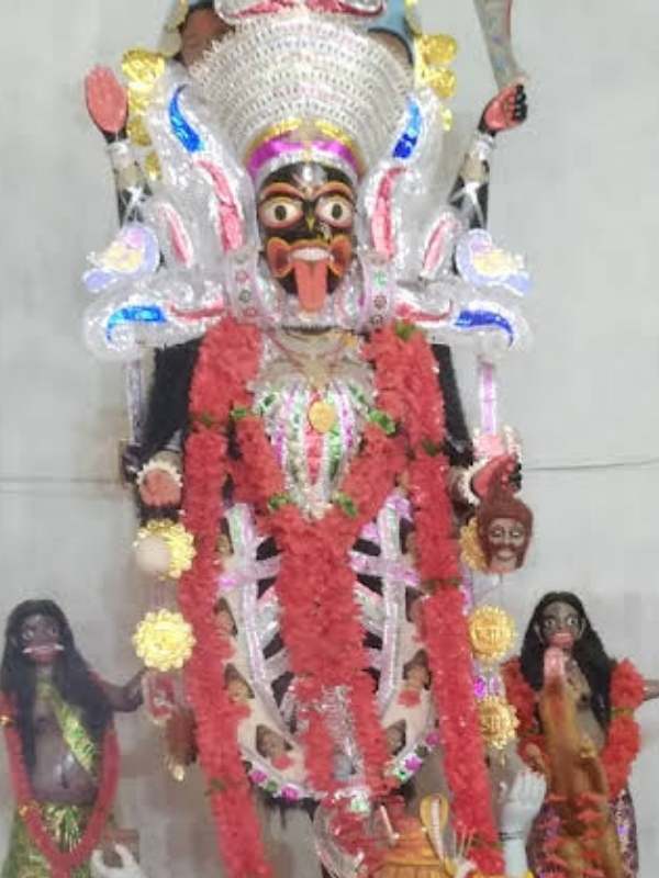 বলির সময় নাকি নড়ে উঠতো মায়ের পা। মানুষের বিশ্বাস মা নাকি বলির সময় আর থাকতে চান না বেদীতে। বিচলিত হয়ে নেমে আসতে চান বেদী থেকে। তাই মায়ের পায়ে পরিয়ে রাখা হতো শিকল। 