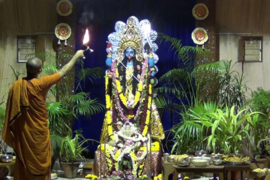 সেই বিশ্বাস আজও বিদ্যমান মানুষের মধ্যে। তাই আজও বলির সময় ঢেকে দেওয়া হয় মায়ের মুখ। কারণ মানুষের বিশ্বাস যদি দেবী বলি দেখতে না পান তাহলে আর নামার চেষ্টাও করবেন না। 