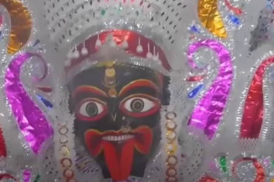 তখন এই পুজোর দায়িত্ব কাঁধে তুলে নেন এলাকার জমিদার ভৌরবেন্দ্র নারায়ণ রায়। তবে সময়ের সঙ্গে সঙ্গে ফিকে হয়ে আসে জমিদারদের প্রভাব। তাই গত ১০০ বছর ধরে এই পুজোর দায়ভার কাঁধে তুলে নিয়েছেন গ্রামবাসীরাই। 