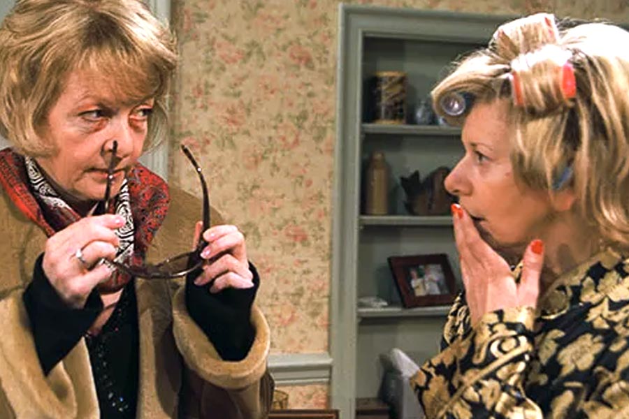 বছরভর ধরে একে একে অনেকেই ইহজগৎ ছেড়েছে। দেহ রেখেছে ভ্যালেরি পোলার্ড এবং ফ্রান্সিস ‘বুচ’ ডিঙ্গল। এই ক’দিন আগেই সকলকে চোখের জলে ভাসিয়ে মারা গিয়েছে ফেথ ডিঙ্গলও। তাদের শ্রদ্ধা জানাতে ইংল্যান্ডের এক কবরখানায় ভিড় জমাচ্ছেন ভ্যালেরিদের অনুরাগীরা।