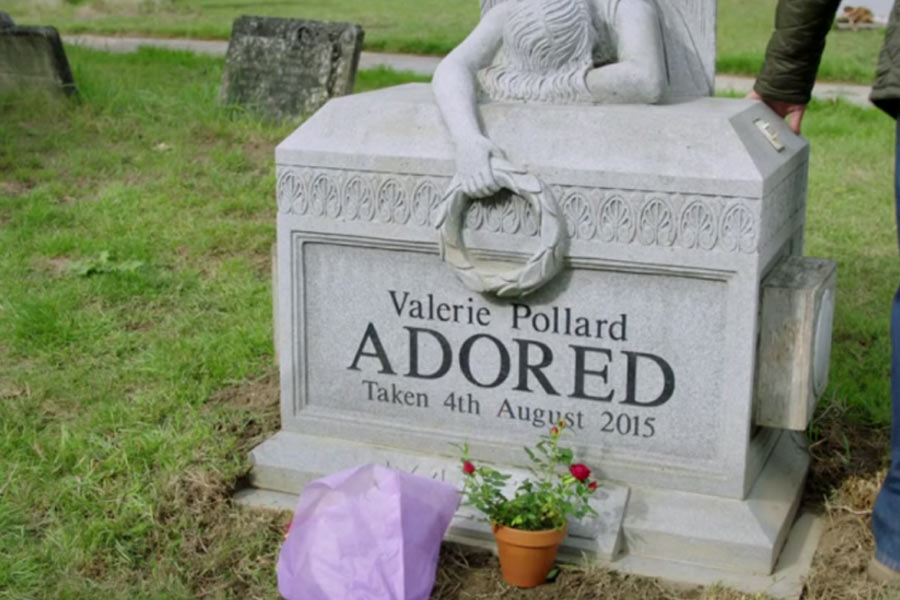 কবরখানায় গিয়ে ভ্যালেরিদের স্মৃতিসৌধে অনেকে আবার ফুলমালাও চড়িয়ে আসেন। তফাত হল, ভ্যালেরিরা কেউ রক্তমাংসের মানুষ নয়, কাল্পনিক চরিত্র। অর্ধশতক ধরে ব্রিটিশ টেলিভিশনে রমরমিয়ে চলা ‘এমারডেল’ সিরিজ়ে তাদের দেখা গিয়েছে।