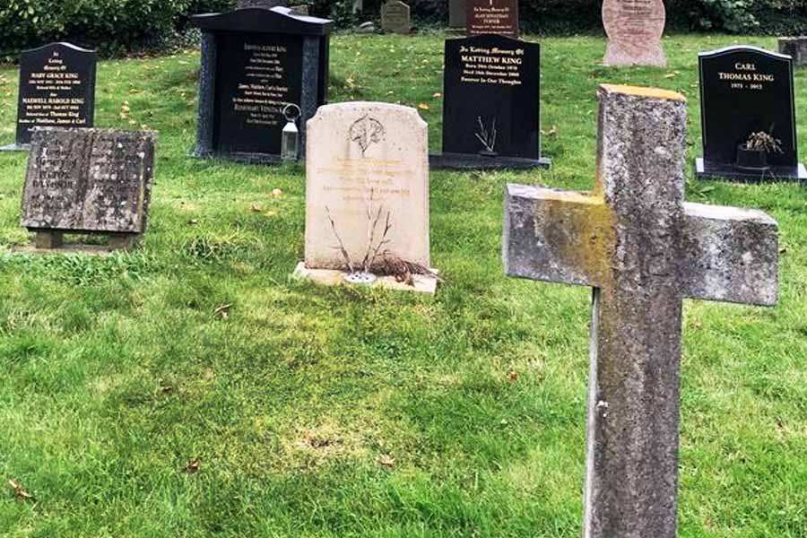 ইংল্যান্ডের লিডস থেকে গাড়িতে চেপে মোটে আধ ঘণ্টা দূরে রয়েছে ওই কবরখানা। সেখানে ঘোরাফেরা করার জন্য গাইড-সহ ট্যুরের বন্দোবস্তও রয়েছে। ফলে এই কবরখানা ঘিরে জমজমাট ব্যবসাও ফেঁদে বসেছেন অনেকে। পর্যটকদের পাশাপাশি সেখানে ভিড় করেন ‘এমারডেলে’র অনুরাগীরাও।