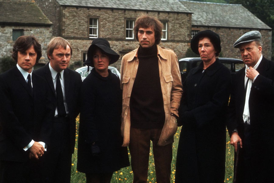 যদিও গোড়ায় এ সিরিজ়ের নাম ছিল ‘এমারডেল ফার্ম’। ১৯৮৯ সাল পর্যন্ত সে নামেই দর্শকদের মন জয় করেছিল ‘সাগডেন’, ‘বেটস’, ‘টেট’, ‘উইন্ডসর’ বা ‘অ্যান্ডারসন’ পরিবারের লোকজন। বছরের পর বছর ধরে তাদের কাণ্ডকারখানায় মজে ‘এমারডেলে’র অনুরাগীরা।