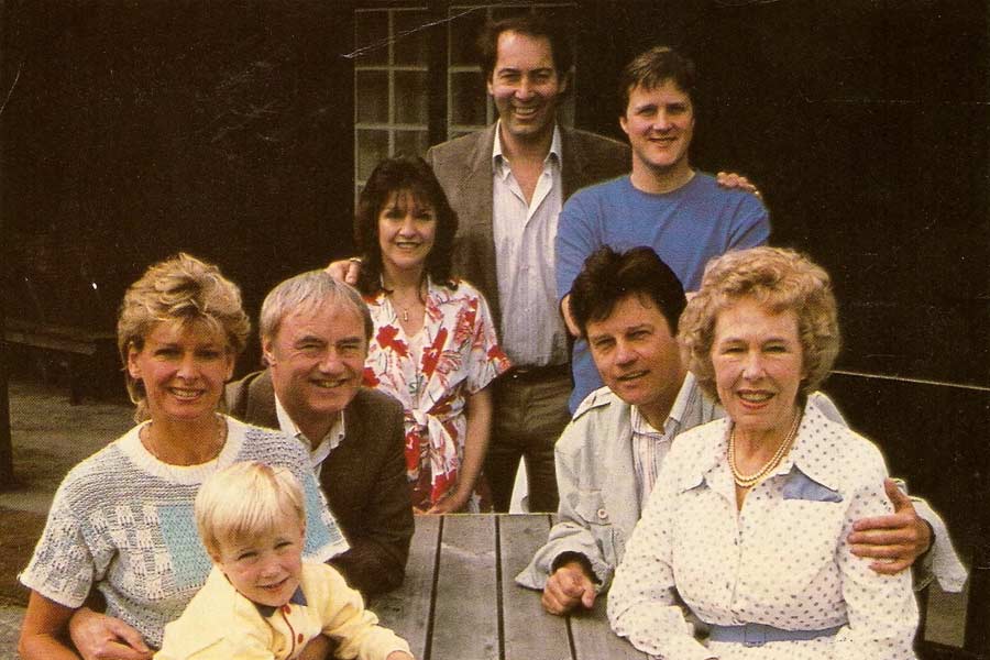 ইয়র্কশায়ার ডেলসের কাল্পনিক গ্রাম ‘ইমারডেলে’ ভ্যালেরিদের ঘরবাড়ি। ব্রিটিশ নাট্যকার, লেখক, অভিনেতা তথা থিয়েটার পরিচালক কেভিন লাফানের কলমের ছোঁয়ায় এই সিরিজ়ের চরিত্ররা যেন জীবন্ত হয়ে উঠেছে টিভির পর্দায়।