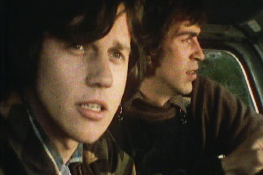 টিভির পর্দায় ‘এমারডেল’ গ্রামটিকে বিশ্বাসযোগ্য করে তুলতে চেষ্টার কসুর করেননি এর নির্মাতারা। আউটডোর সেটে লন্ডনের বেশ কয়েকটি বিখ্যাত ক্যাফে, পাবের দেখা মেলে। সবই সেটের অঙ্গ। তার মধ্যে ‘উলপার্ক পাব’, ‘দ্য ক্যাফে’, ‘হোম ফার্ম’-সহ এলাকার বাসিন্দাদের ঘরবাড়ির বহিরঙ্গও হুবহু তুলে আনা হয়েছে সেটের ভিতর।