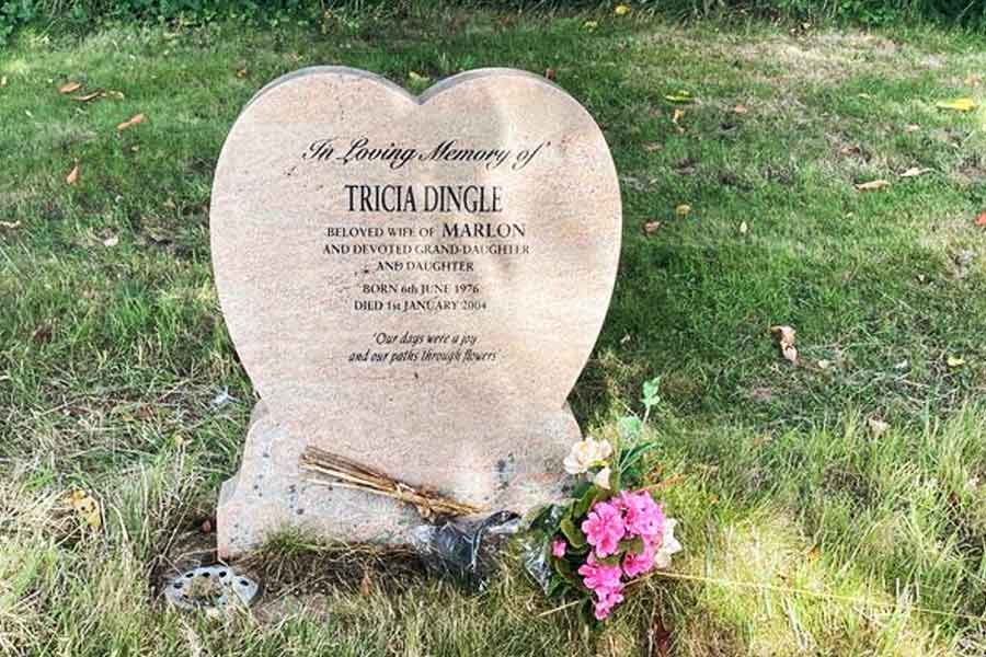 তবে কবরখানা ঘিরেই নাকি ভিড়ের কৌতূহল বেশি। প্রতিটি কবরের স্মৃতিসৌধে ওই কাল্পনিক চরিত্রের নামে কিছু না কিছু খোদাই করা রয়েছে। ট্রিশিয়ার কবরের সৌধে যেমন তার পরিচয়ে লেখা রয়েছে, ‘‘মার্লন ডিঙ্গলের পরমপ্রিয় স্ত্রী এবং একনিষ্ঠ নাতনি ও কন্যা।’’