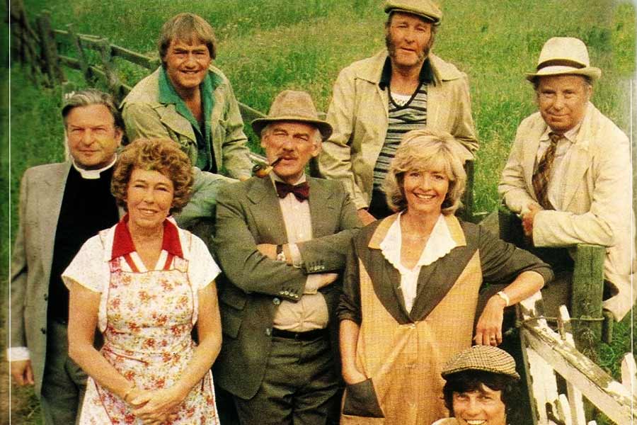 অ্যালানের কবরের কাছেই শায়িত সারা সাজডেনের কাল্পনিক দেহ। ২০০০ সালের অগ্নিকাণ্ডে মারা গিয়েছিল সারা। তার কবরে লেখা, ‘‘জ্যাকের স্ত্রী এবং রবার্ট, অ্যান্ডি এবং ভিক্টোরিয়ার মা।’’