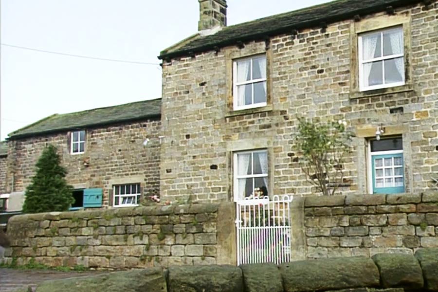 সেন্ট মেরি’জ় চার্চের এই কবরখানায় সব কিছুই কি কাল্পনিক? তা বলা যায় না। এখানে সত্যিকারের কবরখানার কয়েকটি স্মৃতিসৌধও রয়েছে।