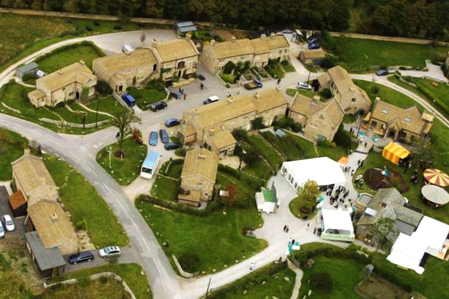 ১৯৯৭ সালে লন্ডনের একটি কবরখানায় সংস্কারের সময় ‘এমারডেলে’র সেট তৈরির কাজ চলছিল। সে সময় ওই কবরখানার কয়েকটি স্মৃতিসৌধ ওই সেটে রাখার অনুমতি দেওয়া হয়। ওই কবরখানায় ঘোরাফেরার সময় এমারডেল ট্যুর কর্তৃপক্ষের তরফে পর্যটকদের এ ধরনের বহু খুঁটিনাটি তথ্য জানানো হয়।