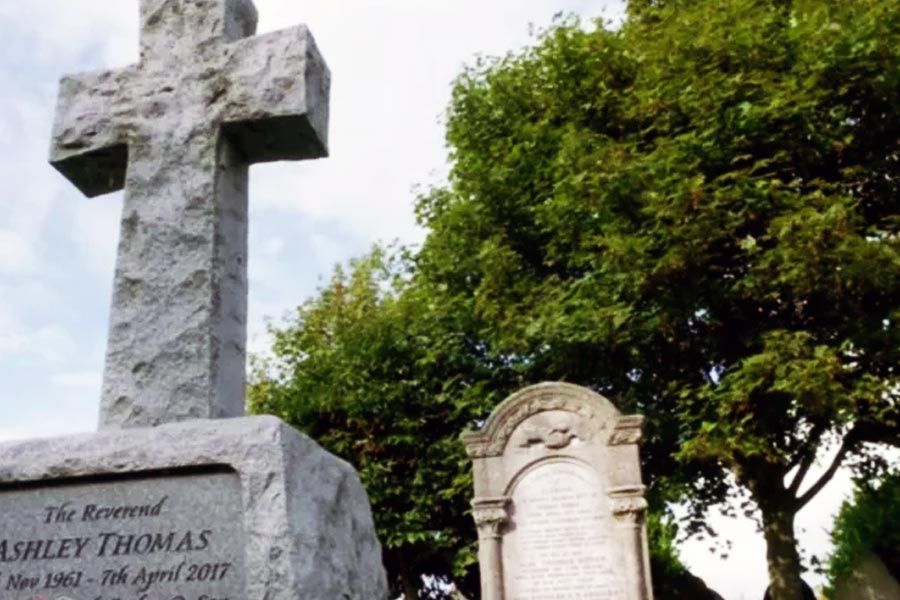 কবরখানায় আর একটি সৌধও রয়েছে। ক্রসের আকারের সে সৌধ রাখা হয়েছে এই সিরিজ়ের সেই সব চরিত্রদের স্মরণে, যারা দ্বিতীয় বিশ্বযুদ্ধের সময় যুদ্ধে গিয়েছিল। বাস্তবের এত কাছাকাছি সিরিজ়ে এ ধরনের বহু টুকরো গল্প ছড়িয়ে রয়েছে। গল্প হলেও যা সত্যি বলেই মনে হয়!