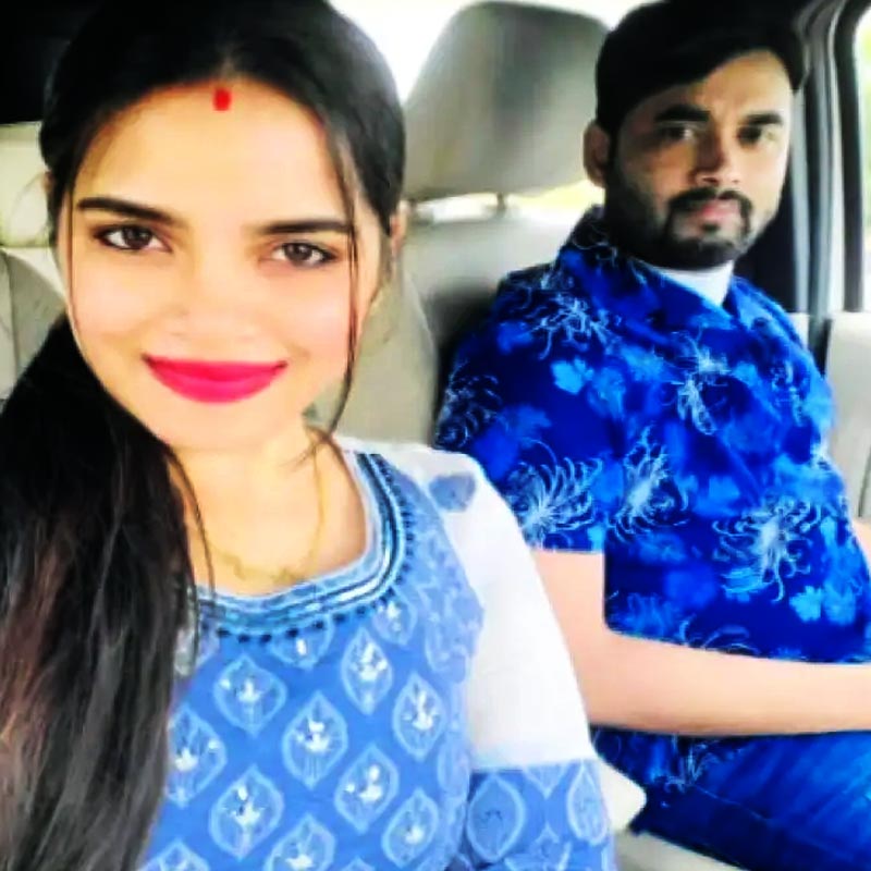 পুলিশ জানিয়েছে, প্রভাবশালী ব্যক্তিদের সঙ্গে বন্ধুত্ব পাতিয়ে ঘনিষ্ঠ হতেন অর্চনা। তার পর তাঁদের কখনও নিজের বাড়িতে ডেকে নিয়ে এসে মহিলাদের সঙ্গে ঘনিষ্ঠ হওয়ার সুযোগ করে দিতেন। শুধু তা-ই নয়, ওই ব্যক্তিদের চাহিদা অনুযায়ী মহিলার জোগানও দিতেন তিনি।